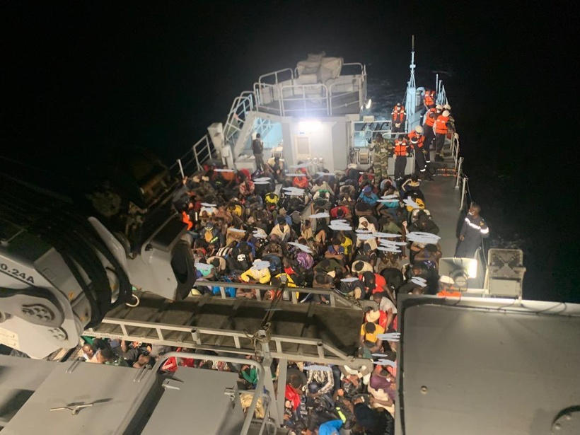 Émigration irrégulière : La Marine nationale intercepte une pirogue avec 282 migrants au large de Dakar Émigration irrégulière : La Marine nationale intercepte une pirogue avec 282 migrants au large de Dakar