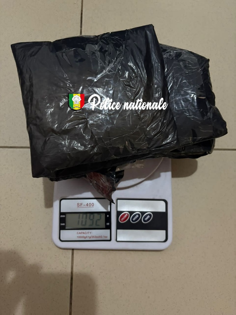 Trafic de cocaïne à l’AIBD : une mule interpellée avec un kilo de drogue Trafic de cocaïne à l’AIBD : une mule interpellée avec un kilo de drogue