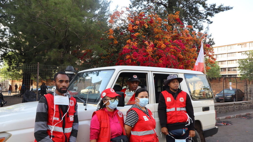 Manifestations à Madagascar: la Croix rouge au secours des blessés dans les rues de la capitale