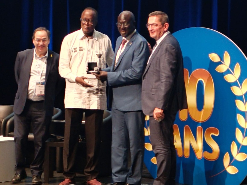 Le Professeur Boucar Diouf reçoit la Médaille Belding Schribner pour son rôle pionnier en Néphrologie Africaine