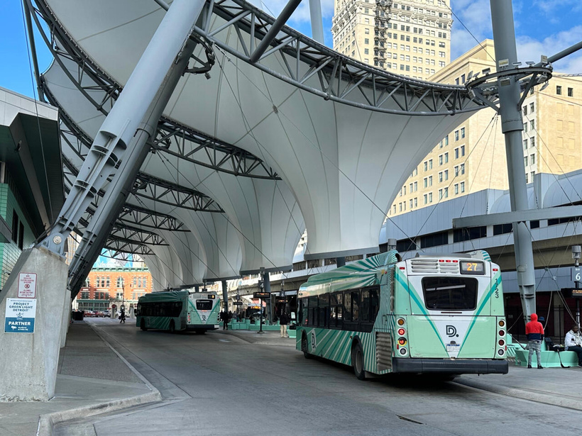 Les États-Unis imposent de nouveaux droits de douane aux camions et aux bus, visant le Canada et le Mexique Les États-Unis imposent de nouveaux droits de douane aux camions et aux bus, visant le Canada et le Mexique