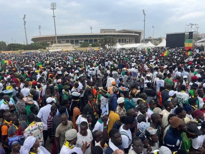 Tera Meeting : le parking du Stade Léopold Senghor plein à craquer avant l’arrivée de Sonko