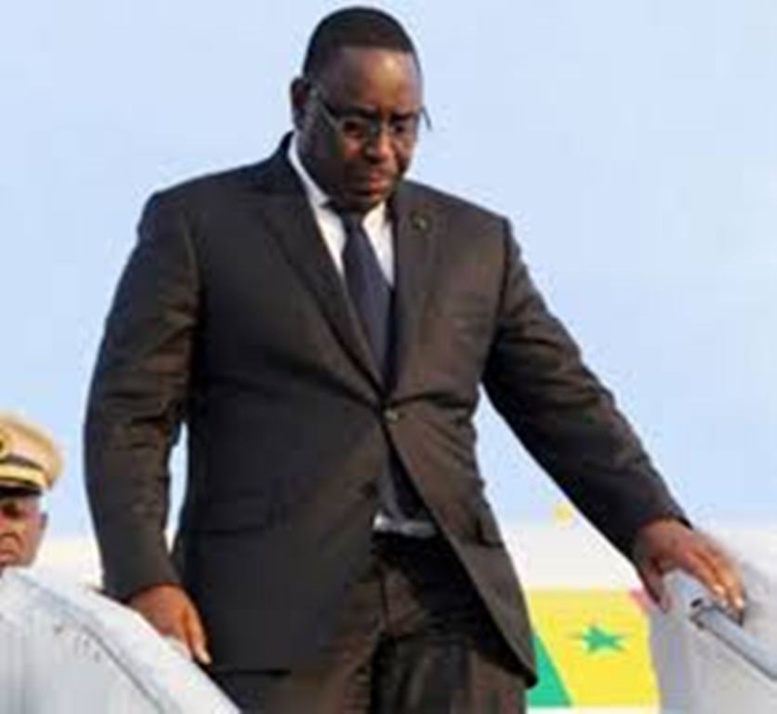 Arrivée de Macky Sall à Niamey pour l’investiture du président Issoufou Arrivée de Macky Sall à Niamey pour l’investiture du président Issoufou