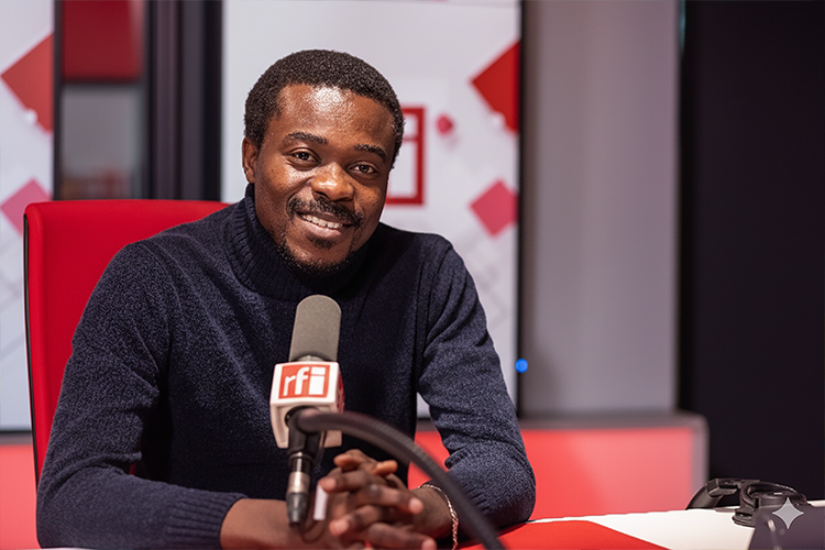 Le lauréat du prix RFI théâtre 2025 livre une première pièce poignante sur les violences dans l’est de la RDC