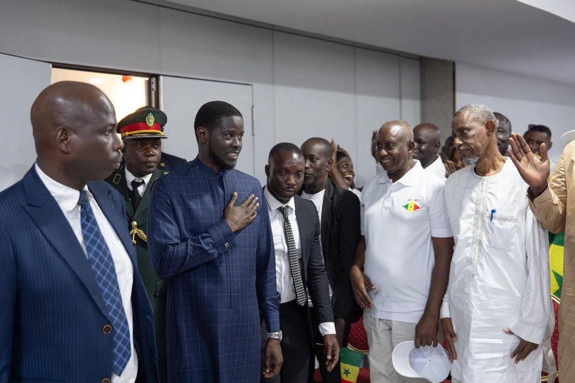 Luanda : le Président Diomaye Faye rencontre la diaspora sénégalaise en Angola Luanda : le Président Diomaye Faye rencontre la diaspora sénégalaise en Angola