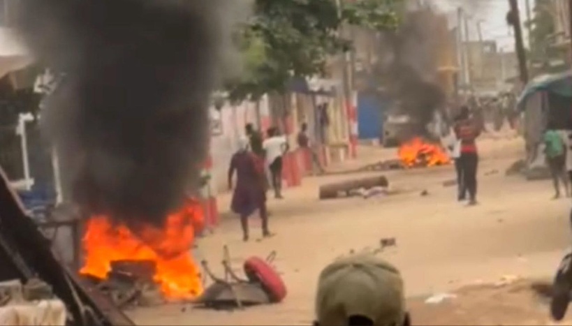 Tensions au Lac Rose : six (6) arrestations à Niague lors des heurts contre le projet « Ville Verte » Tensions au Lac Rose : six (6) arrestations à Niague lors des heurts contre le projet « Ville Verte »