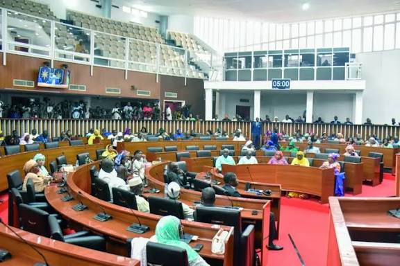 Passeport diplomatique du conjoint : l’Assemblée nationale clarifie la procédure