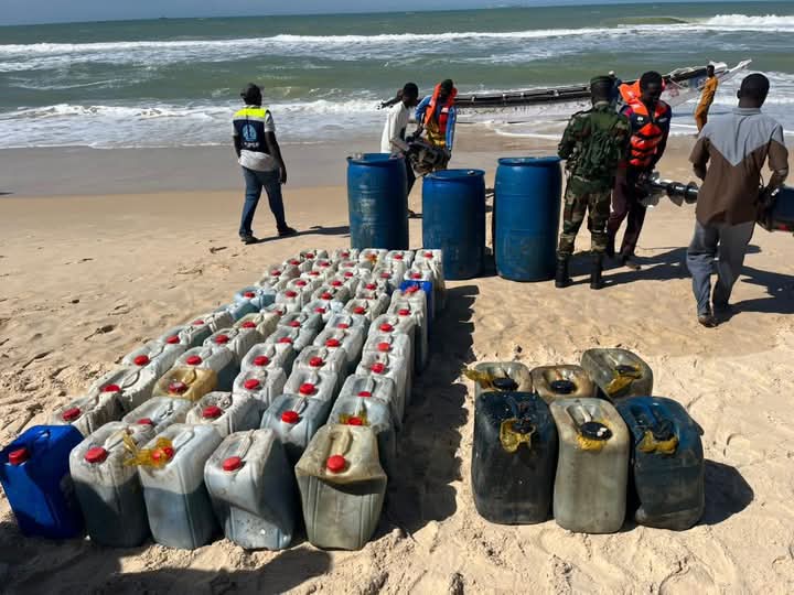 Saint-Louis : 96 migrants secourus au large par la Marine nationale Saint-Louis : 96 migrants secourus au large par la Marine nationale