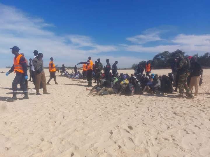 Saint-Louis : 96 migrants secourus au large par la Marine nationale Saint-Louis : 96 migrants secourus au large par la Marine nationale