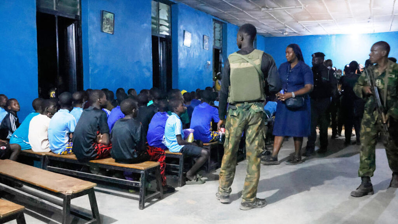 Nigeria: plus de 200 élèves restent détenus dans la brousse depuis leur enlèvement fin novembre Nigeria: plus de 200 élèves restent détenus dans la brousse depuis leur enlèvement fin novembre