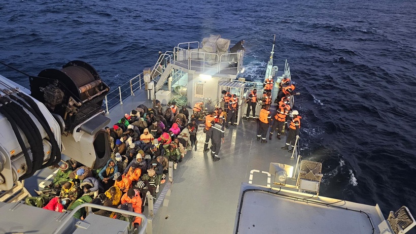 Émigration irrégulière : la Marine nationale secourt 174 migrants au large de Dakar Émigration irrégulière : la Marine nationale secourt 174 migrants au large de Dakar