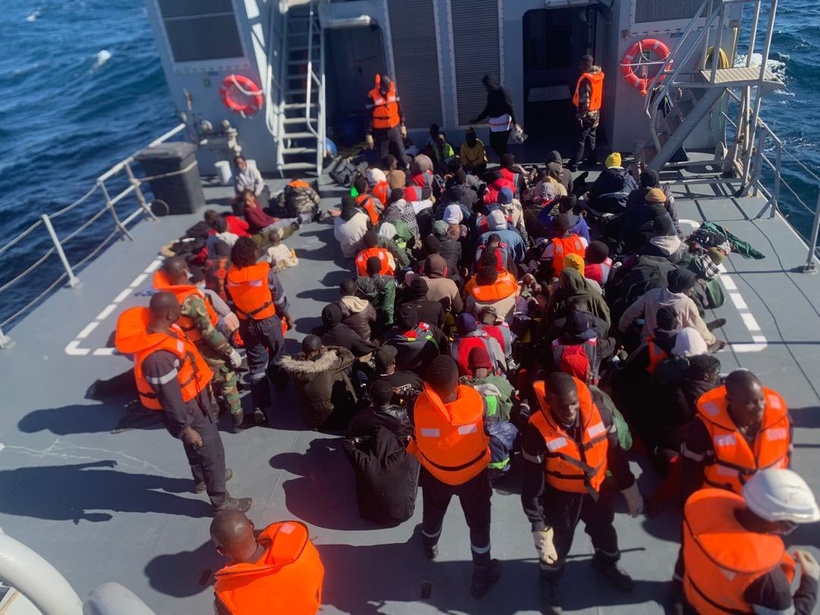 Emigration irrégulière : la Marine nationale secourt 93 migrants au large de Dakar Emigration irrégulière : la Marine nationale secourt 93 migrants au large de Dakar