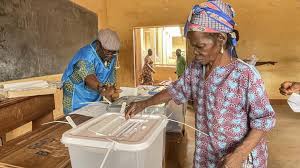 Élections générales en Centrafrique: à Bangui, un début de vote avec retard dans certains bureaux