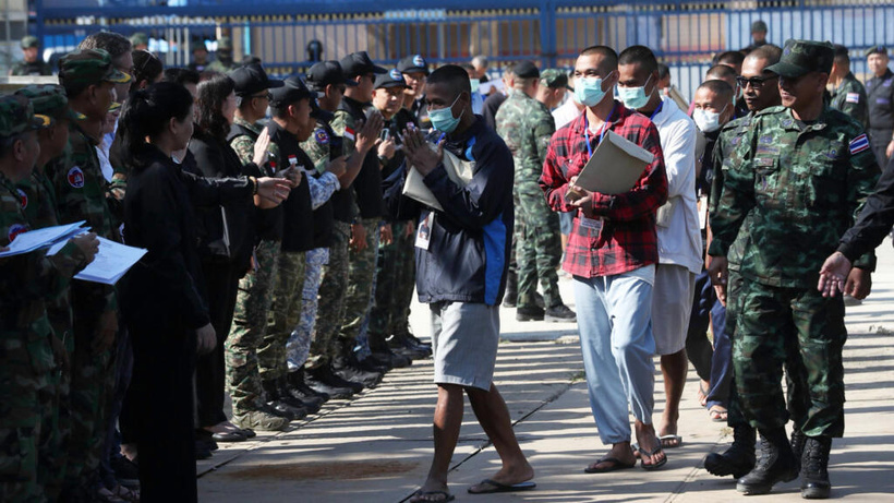 Dans le cadre du cessez-le-feu, la Thaïlande libère 18 soldats cambodgiens détenus depuis juillet Dans le cadre du cessez-le-feu, la Thaïlande libère 18 soldats cambodgiens détenus depuis juillet