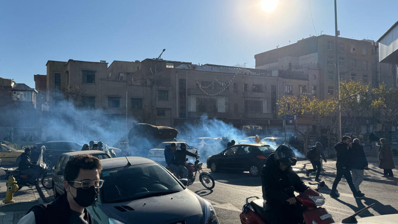 En Iran, un premier mort enregistré après des manifestations qui s'étendent hors des murs de Téhéran En Iran, un premier mort enregistré après des manifestations qui s'étendent hors des murs de Téhéran