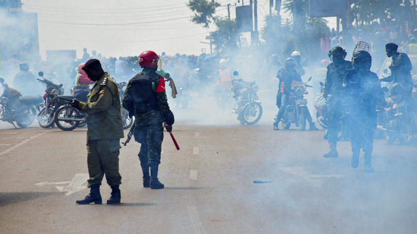 Présidentielle en Ouganda: journalistes sous pression, entre violences, autocensure et guerre numérique