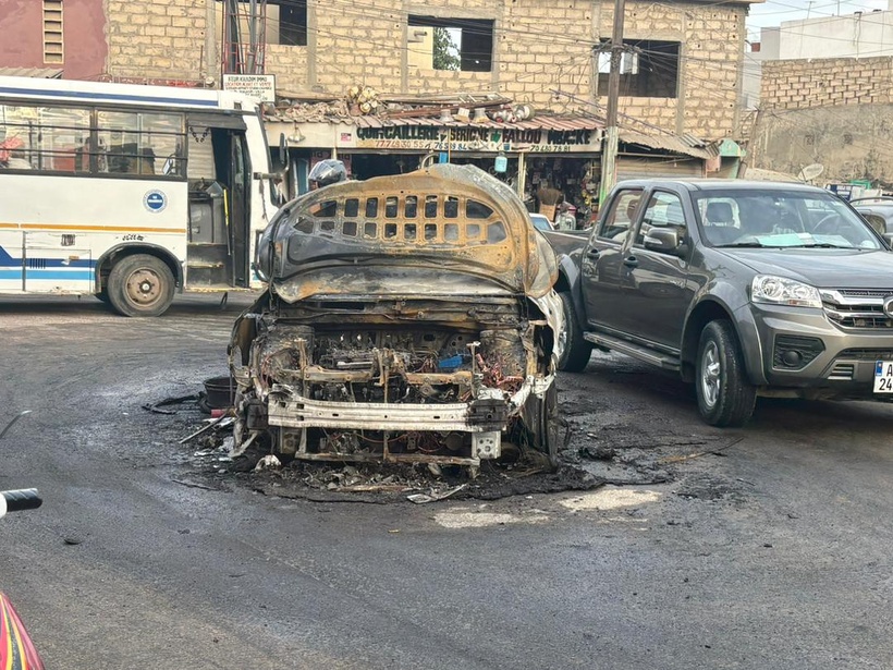 Ouakam : un véhicule ravagé par les flammes ce vendredi matin Ouakam : un véhicule ravagé par les flammes ce vendredi matin