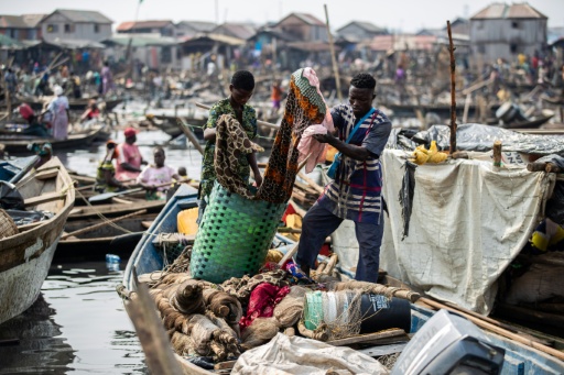 Nigeria: la démolition du bidonville de Makoko provoque le déplacement de milliers de personnes à Lagos