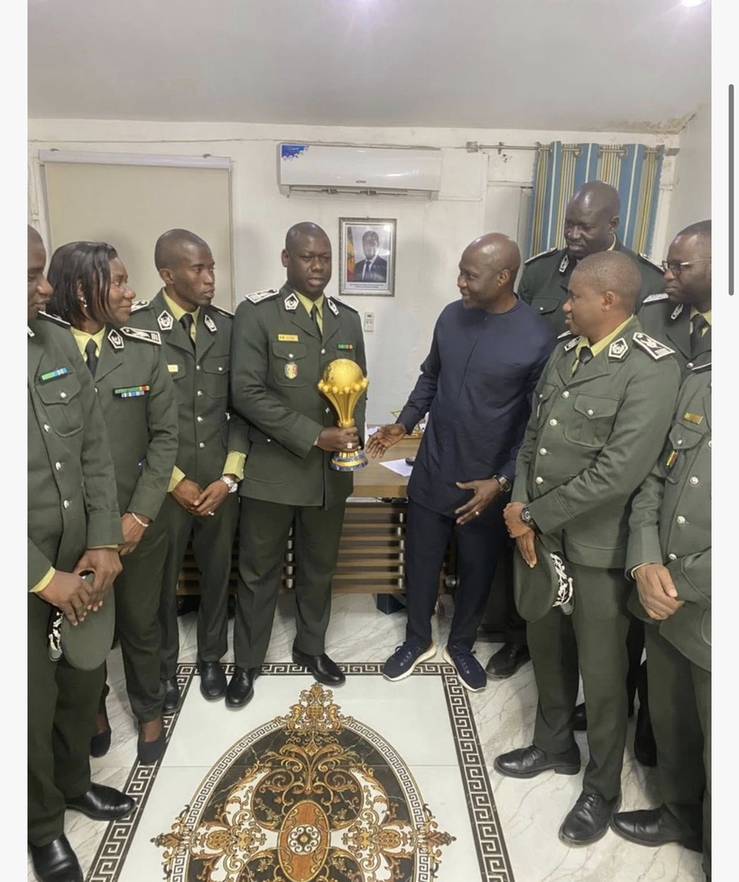 Rebeuss : le trophée de la CAN 2025 présenté aux détenus Rebeuss : le trophée de la CAN 2025 présenté aux détenus