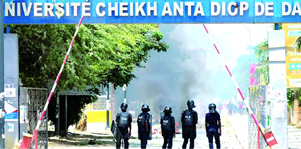 Crise universitaire : le collectif Noo Lank pointe du doigt une "absence de concertation et des réformes aux conséquences lourdes"