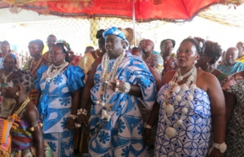 Les Abourés célèbrent les 25 ans de règne de leur Roi et réaffirment son autorité sur Grand-Bassam Les Abourés célèbrent les 25 ans de règne de leur Roi et réaffirment son autorité sur Grand-Bassam