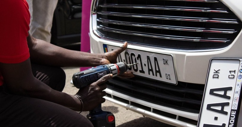 ​Dakar : un ferrailleur arrêté avec 897 plaques d’immatriculations de voitures, son présumé complice recherché