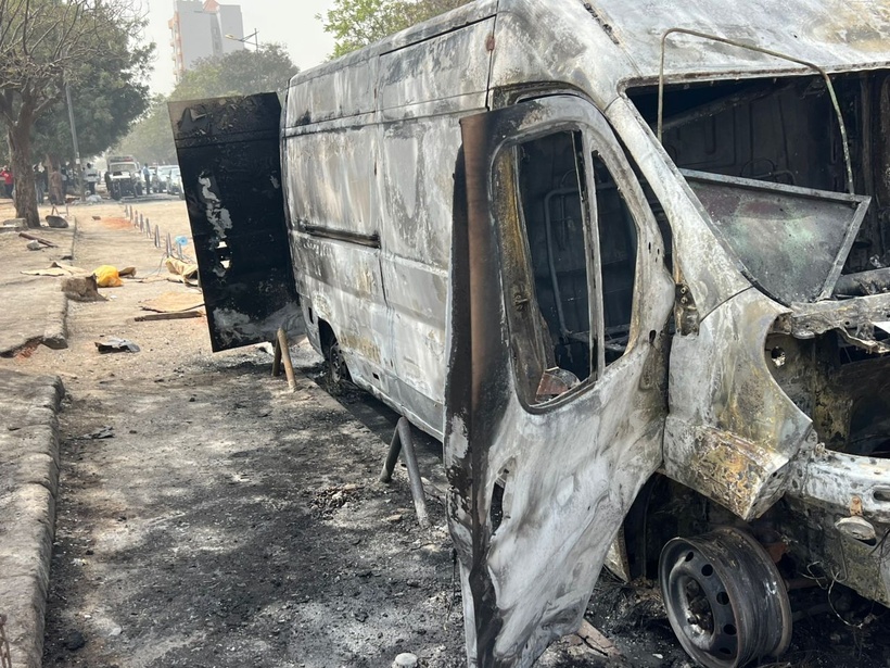 Avenue Bourguiba de Dakar : un véhicule, un moto tricycle et un groupe électrogène calcinés par des manifestants