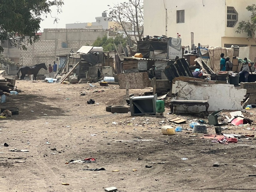 Avenue Bourguiba de Dakar : un véhicule, un moto tricycle et un groupe électrogène calcinés par des manifestants Avenue Bourguiba de Dakar : un véhicule, un moto tricycle et un groupe électrogène calcinés par des manifestants