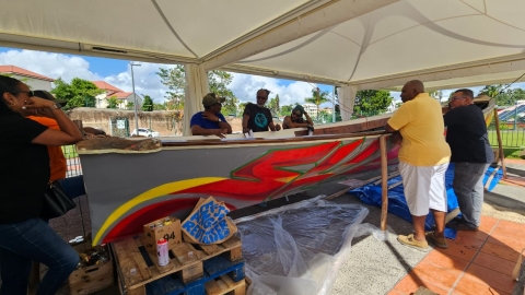 Gorée : une pirogue offerte dans le cadre du 50e anniversaire de la rencontre entre Aimé Césaire et Léopold Sédar Senghor