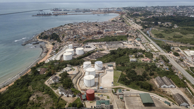 [Image d'illustration] Une vue aérienne de dépôts de carburant le long de la côte ouest du Ghana, à Takoradi, le 3 avril 2019. © AFP - CRISTINA ALDEHUELA