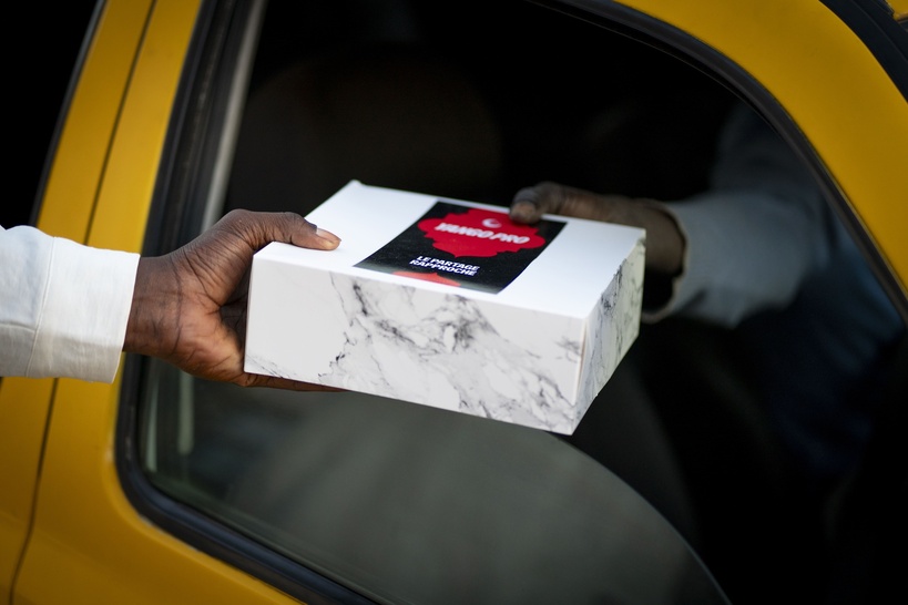 Ndogou sur la route : L’élan de générosité qui n’oublie personne dans les embouteillages