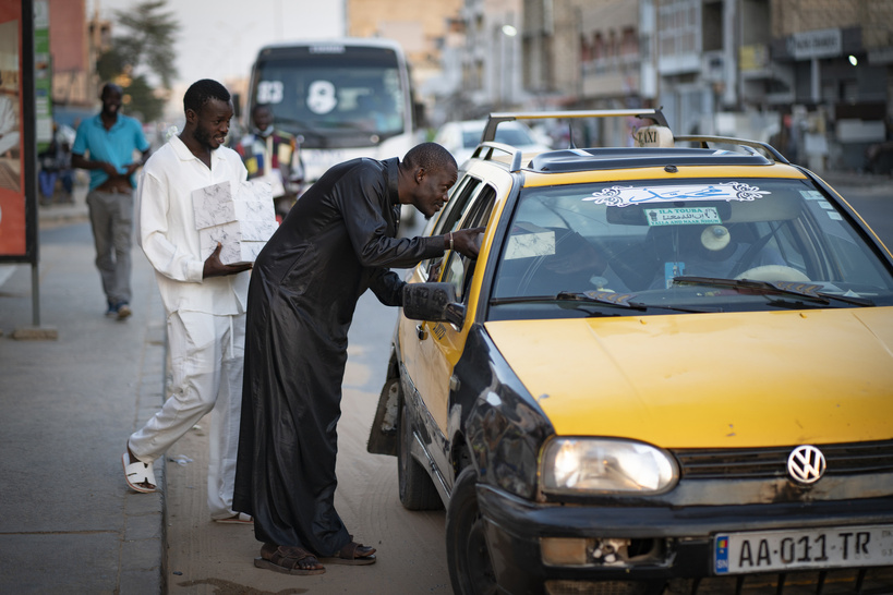 Ndogou sur la route : L’élan de générosité qui n’oublie personne dans les embouteillages
