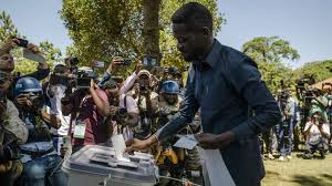 Ouganda: l'opposant Bobi Wine annonce avoir quitté le pays