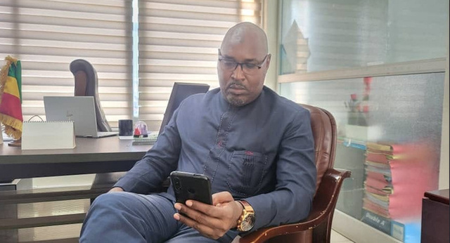 Défaut de permis de conduire : le chroniqueur Adama Fall envoyé en prison