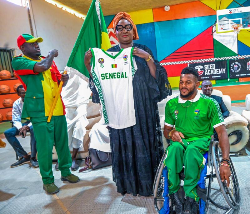 Coupe d'Afrique paralympique : Khady Gaye remet officiellement le drapeau national aux "Lions" basketteurs