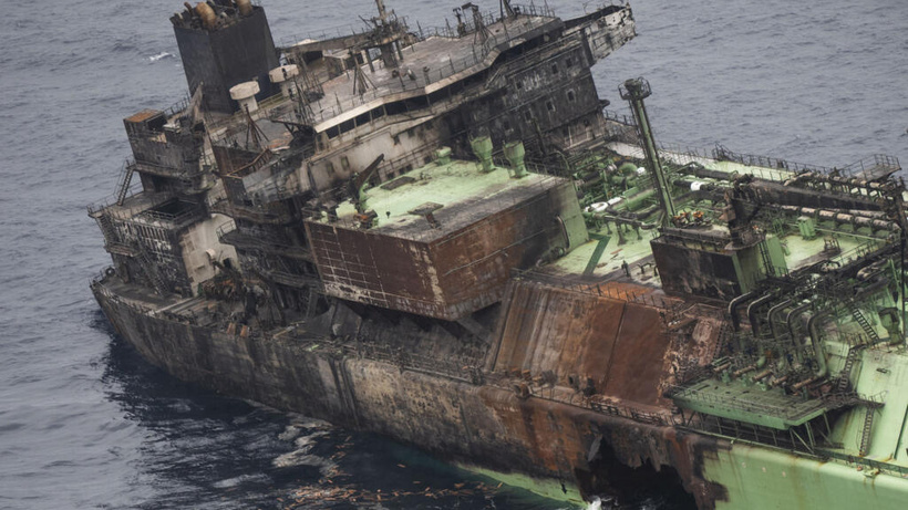 Cette photo aérienne prise le 15 mars 2026 montre l'épave du méthanier russe Arctic Metagaz, qui dérive entre Malte et Lampedusa. Le navire, qui a été frappé par « des explosions soudaines suivies d’un incendie massif » selon les autorités portuaires libyennes, avait été sanctionné par les États-Unis et l’Union européenne pour faire partie de la « flotte fantôme » russe, composée de pétroliers vieillissants qui transportent le pétrole et le gaz du pays à travers le monde, contournant ainsi les restrictions occidentales. Le président russe Vladimir Poutine a accusé Kiev d’avoir mené une « attaque terroriste » contre l’Arctic Metagaz. Les 30 membres d'équipage ont tous été secourus, a indiqué Moscou. AFP - MIGUELA XUEREB