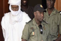 Direct procès Hissène Habré: C'est le tohu bohu devant la salle 4 Direct procès Hissène Habré: C'est le tohu bohu devant la salle 4