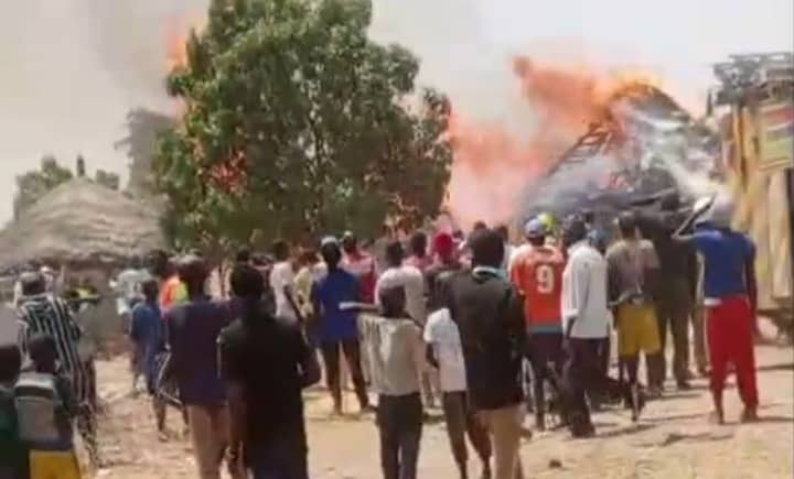 Médina Yoro Foulah : un violent incendie réduit une dizaine de cases en cendres à Sourouyel