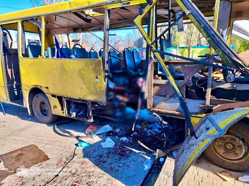 Ukraine: une frappe de drone russe sur un bus fait trois morts et douze blessés