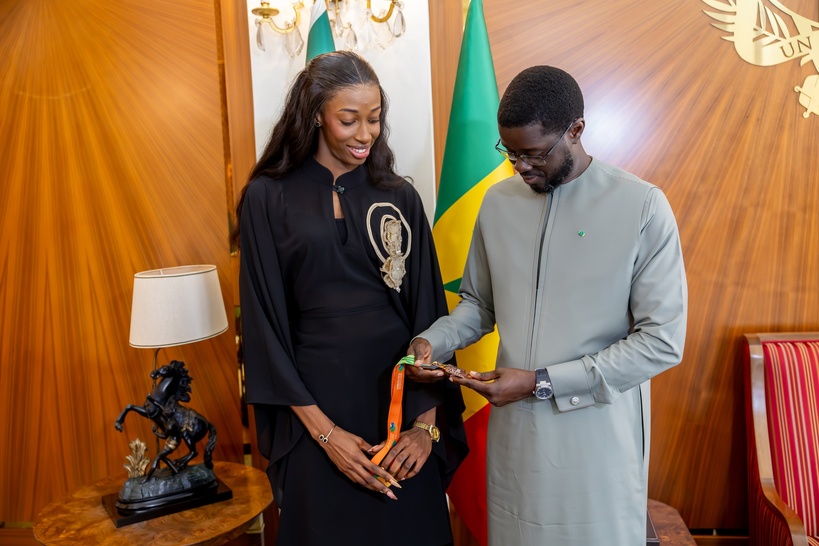 Palais : Saly Sarr reçue par le Président Diomaye Faye après sa médaille de bronze Palais : Saly Sarr reçue par le Président Diomaye Faye après sa médaille de bronze