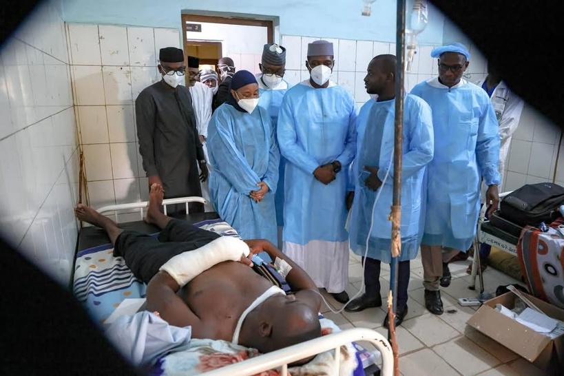 Attaques au Mali : le Premier ministre et le président du conseil national de la Transition visitent les victimes de Kati Attaques au Mali : le Premier ministre et le président du conseil national de la Transition visitent les victimes de Kati