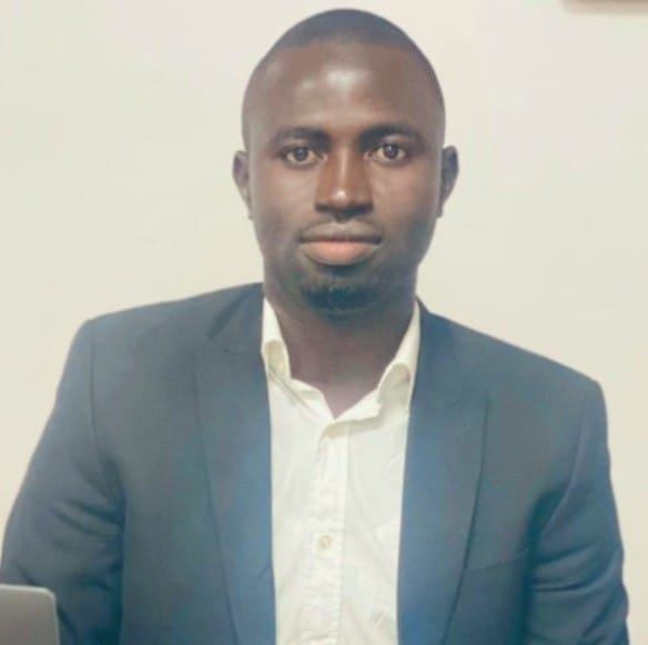 Qu'est-ce qui explique la défaillance de certains titulaires dans l'exécution des marchés ?