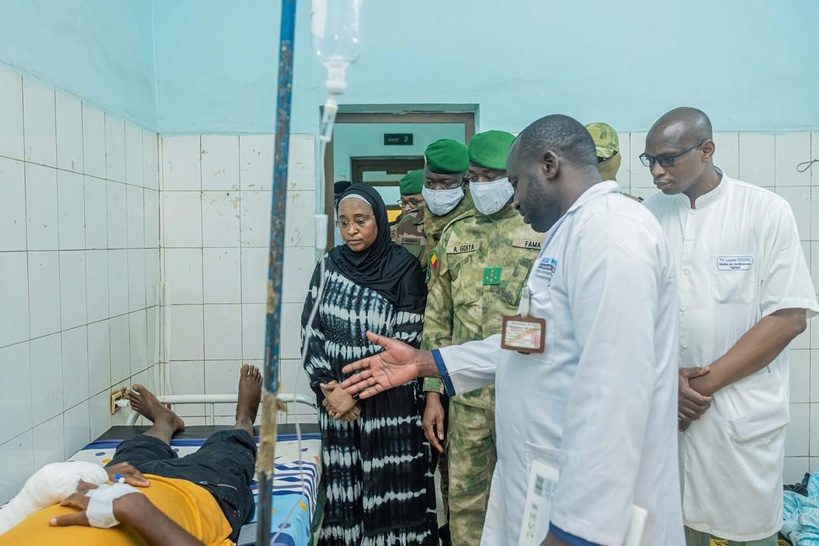 Attaques du 25 avril : Assimi Goïta au chevet des blessés et présente ses condoléances à la famille du ministre Sadio Camara Attaques du 25 avril : Assimi Goïta au chevet des blessés et présente ses condoléances à la famille du ministre Sadio Camara