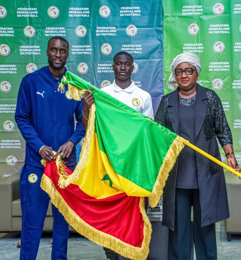 Remise du drapeau national à l’équipe U17 : Khady Diène Gaye appelle les “Lionceaux” à marquer l’histoire ai Maroc 