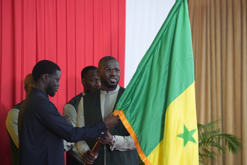 Diomaye Faye transmet le drapeau aux “Lions” : « c’est une partie de l’âme sénégalaise que je dépose entre vos mains » Diomaye Faye transmet le drapeau aux “Lions” : « c’est une partie de l’âme sénégalaise que je dépose entre vos mains »