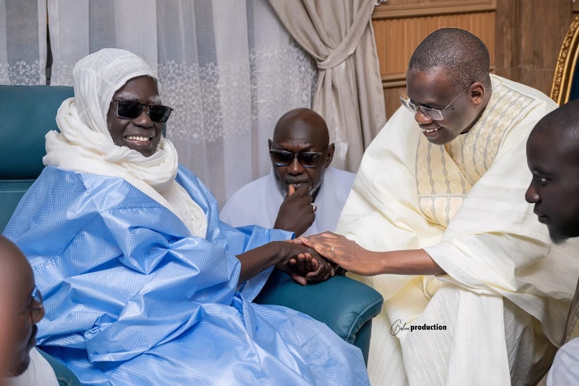 Touba : le Premier ministre, Ahmadou Al Aminou Lo, présente les condoléances de la nation au khalife des mourides Touba : le Premier ministre, Ahmadou Al Aminou Lo, présente les condoléances de la nation au khalife des mourides