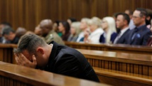 Procès Pistorius: en larmes, le père de Reeva Steenkamp accable l'athlète Procès Pistorius: en larmes, le père de Reeva Steenkamp accable l'athlète