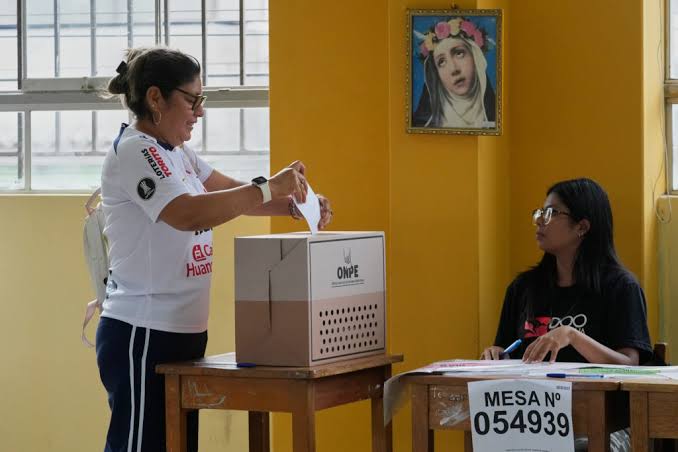 Présidentielle au Pérou: les Péruviens se rendent aux urnes pour une élection plus polarisée que jamais