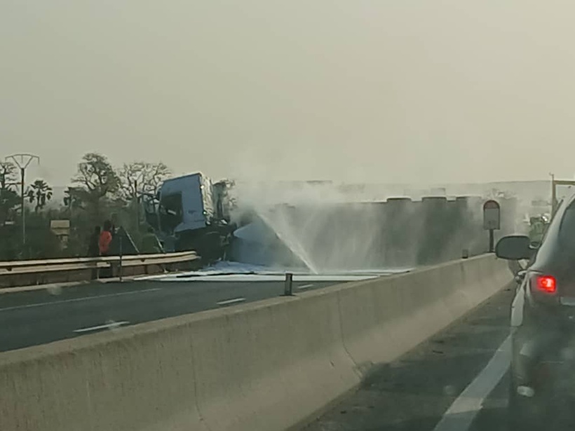 Diamniadio : la circulation sur l’autoroute à péage paralysée par un camion-citerne en feu