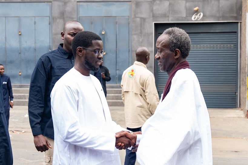Diplomatie religieuse : Le Président Bassirou Diomaye Faye présente les condoléances de la Nation à la famille de Darou Khoudoss Diplomatie religieuse : Le Président Bassirou Diomaye Faye présente les condoléances de la Nation à la famille de Darou Khoudoss